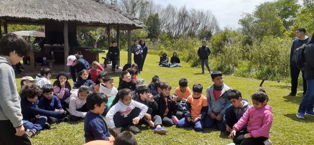 Grupo escolar disfrutando una jornada al aire libre